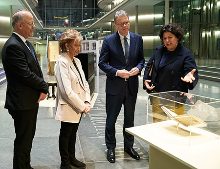 Dani Dayan, Chairman of Yad Vashem, the World Holocaust Remembrance Center; Lore Mayerfeld; Christian Sewing; Ruth Ur, Director of Freundeskreises Yad Vashem e. V. and curator of the exhibition